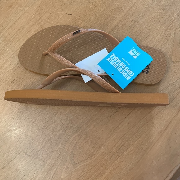 NWT. Reef Tan Seaside Sandals - size 7 - Picture 9 of 10